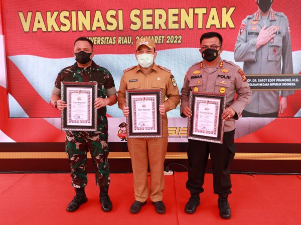 Capaian Vaksinasi Dosis II, Kabupaten Siak Tertinggi di Riau, Wabup Siak Terima Penghargaan Dari Wakapolri