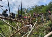 Satgas Pamtas Yonarmed 16/TK Melaksanakan Karya Bhakti Perbaikan Jembatan